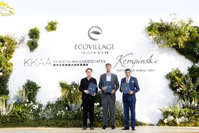 (From left to right) Mr. Marcin Sapecta - Deputy General Director of Kengo Kuma & Associates, Mr. Mads Werner - Investment Director of Ecovillage Saigon River, Mr. Manish Nambiar - Managing Director of Siam Kempinski Bangkok Hotel, at the signing ceremony on the afternoon of 28 /4 at Ecovillage Saigon River. Photo: Phong Anh