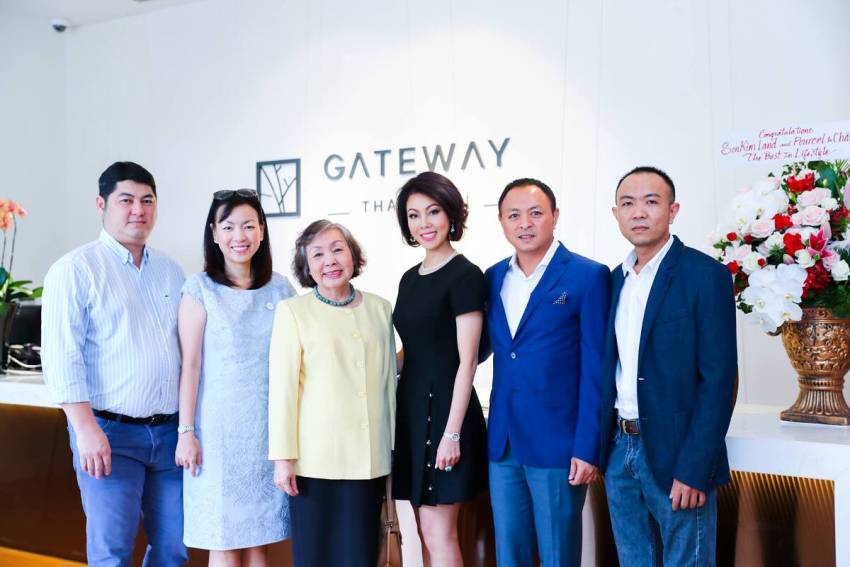 Ms. Nguyen Thi Son and members of Son Kim Land Group