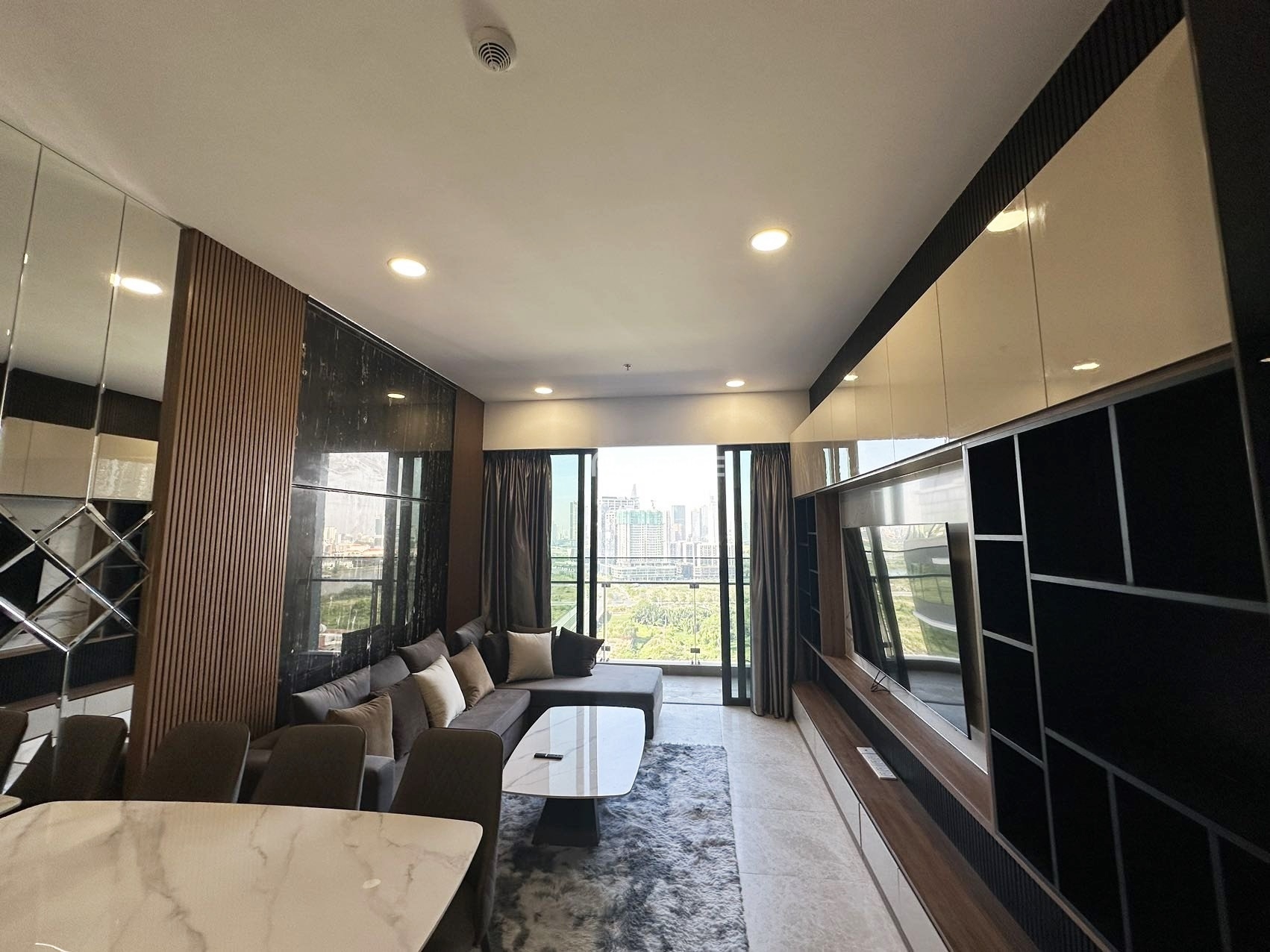FOR SALE THE RIVER THU THIEM APARTMENT WITH 2 BEDROOMS, FULL HIGH-CLASS FURNITURE AT CHEAP PRICE