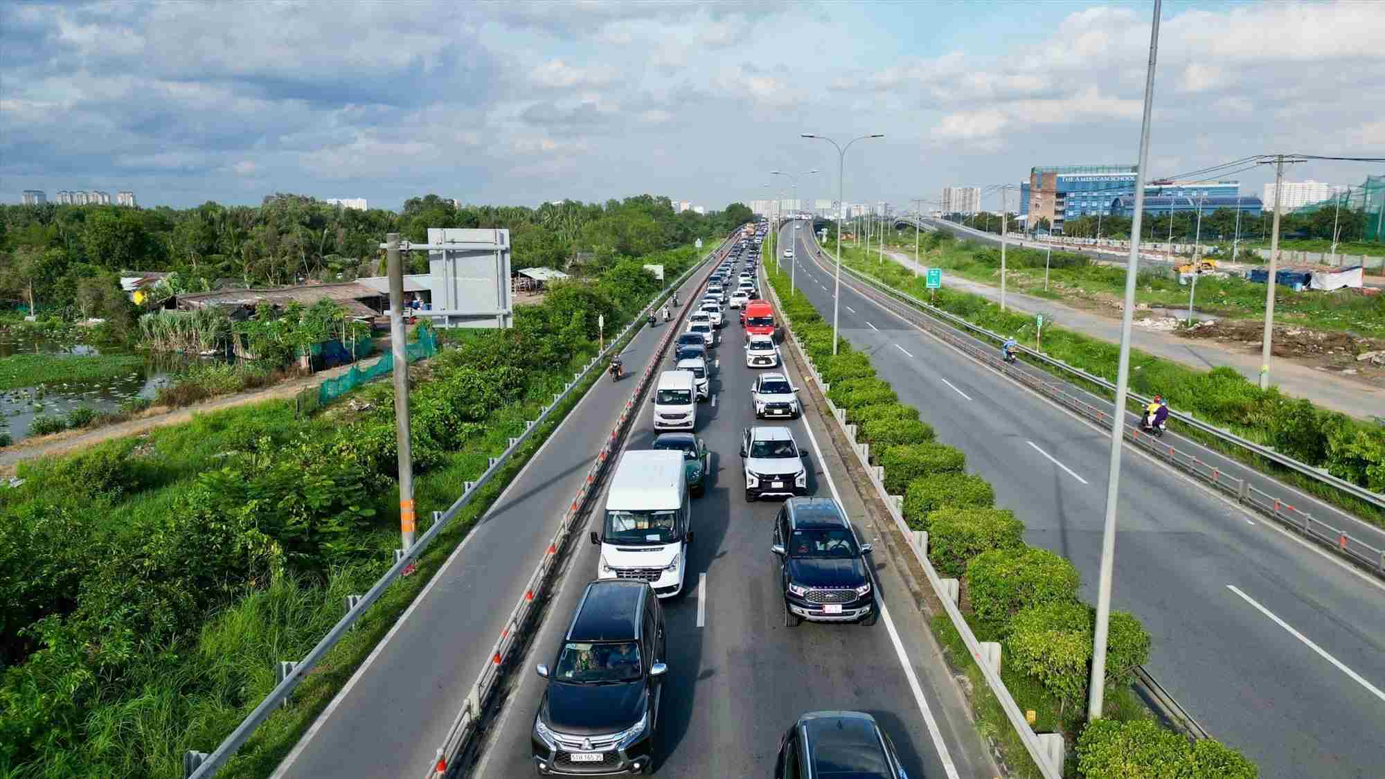 The Ho Chi Minh City - Long Thanh Expressway is often congested. Photo: Anh Tu