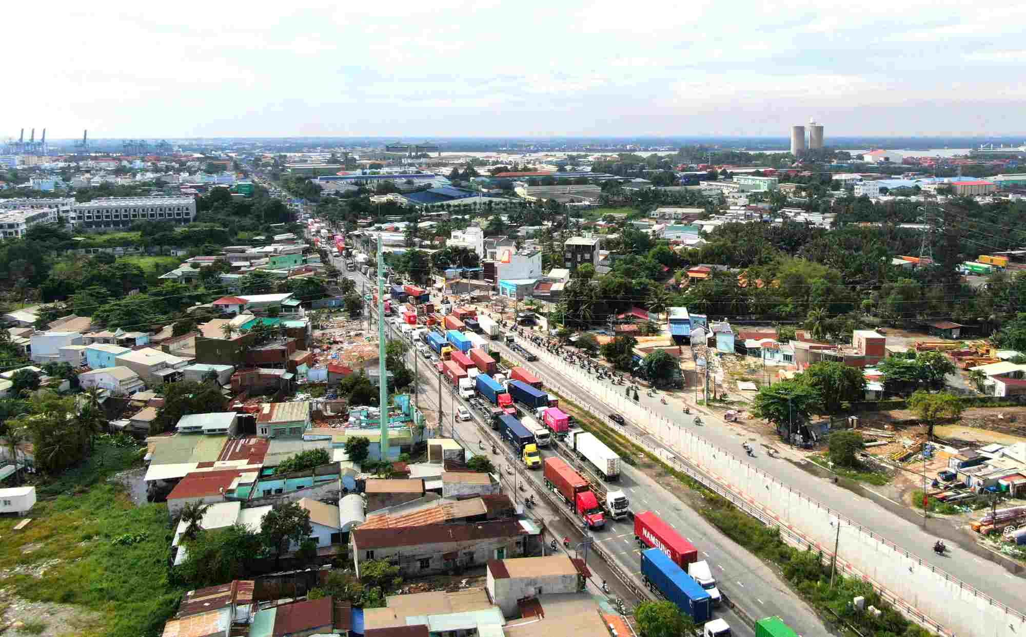 Traffic jam on Nguyen Thi Dinh street, Cat Lai port entrance