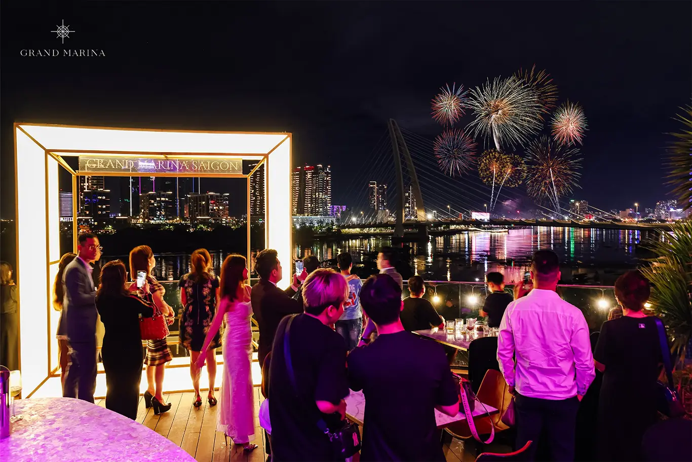 Ngắm pháo hoa tại Grand Marina Saigon