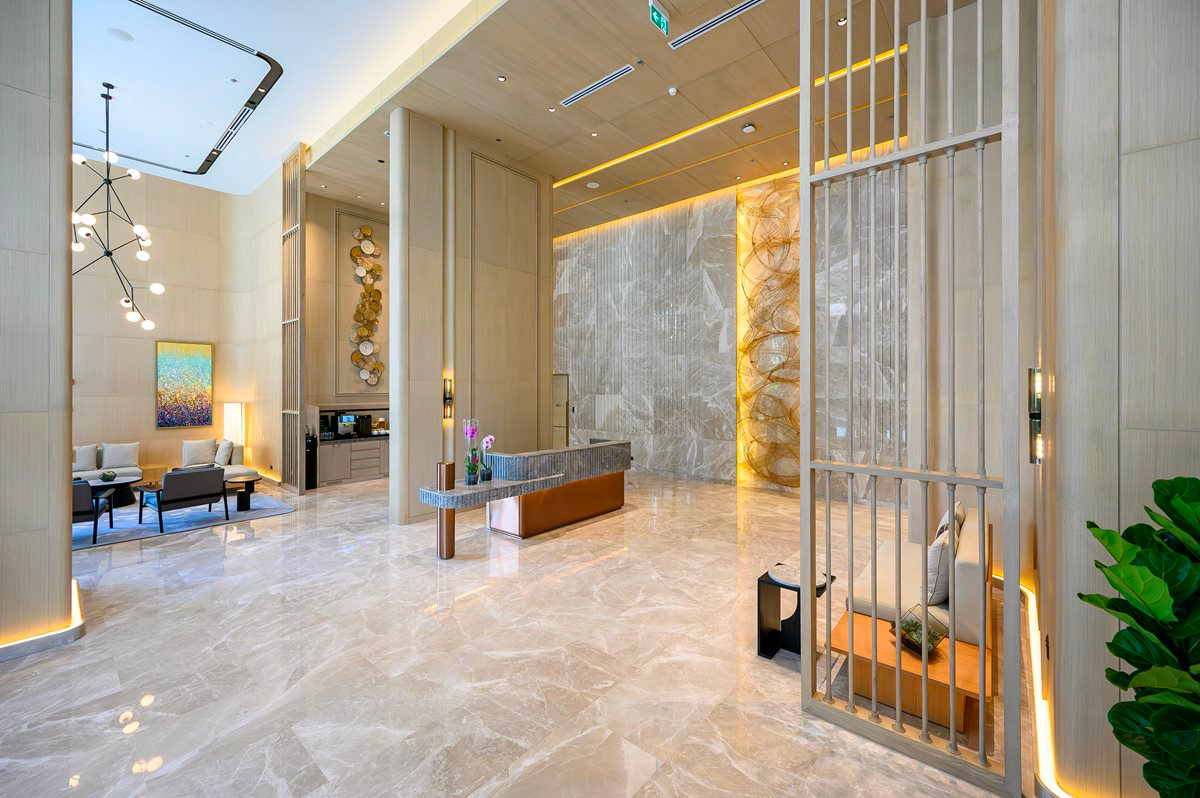 Khu vực sảnh chính được thiết kế với trần cao 8m, thiết kế theo phong cách của Marriott những có điểm nhấn lấy cảm hứng từ văn hóa Việt Nam.